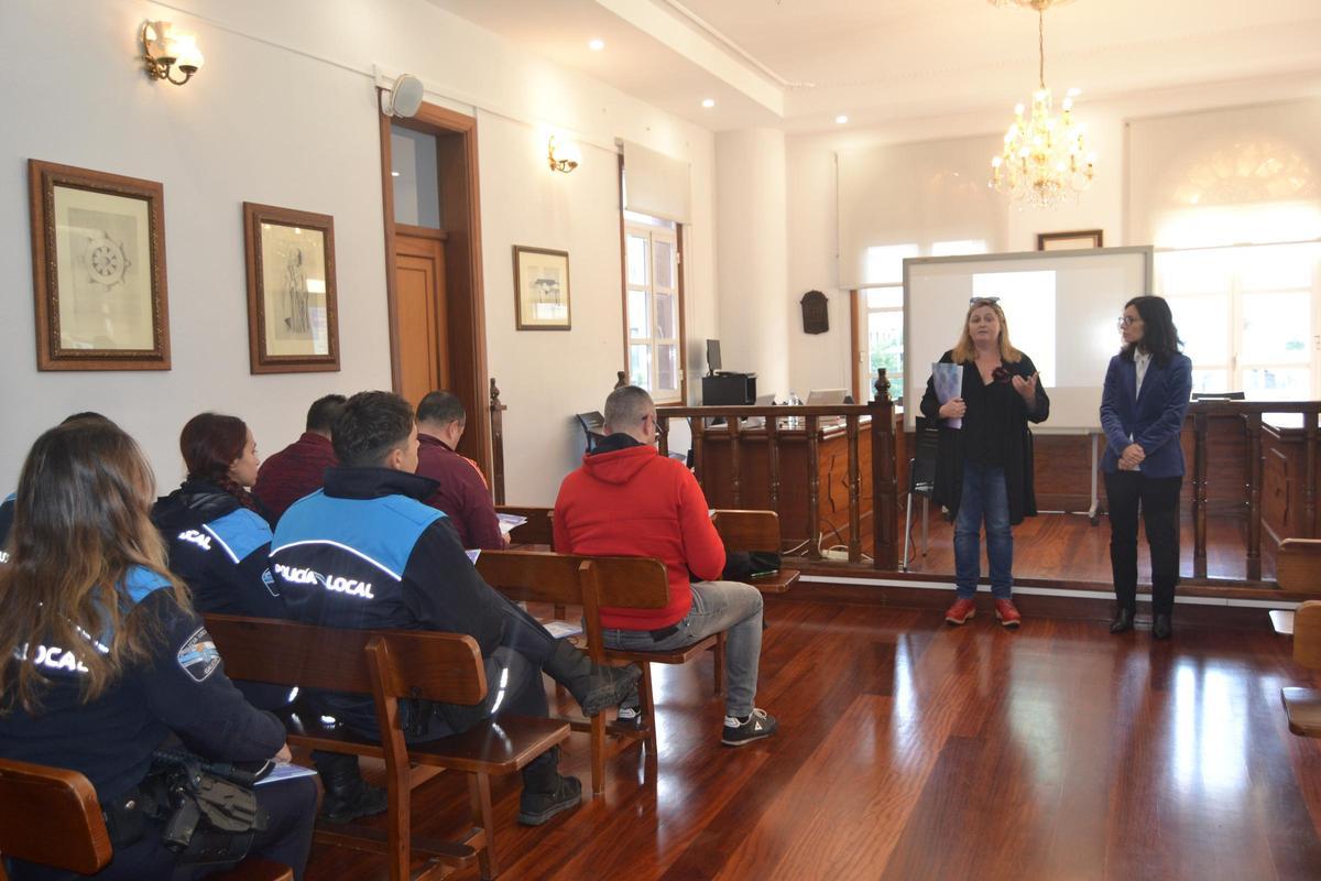 Una reciente jornada de formación para Policía Local y Guardia Civil en Bueu con la fiscal Carmen Rebolledo.