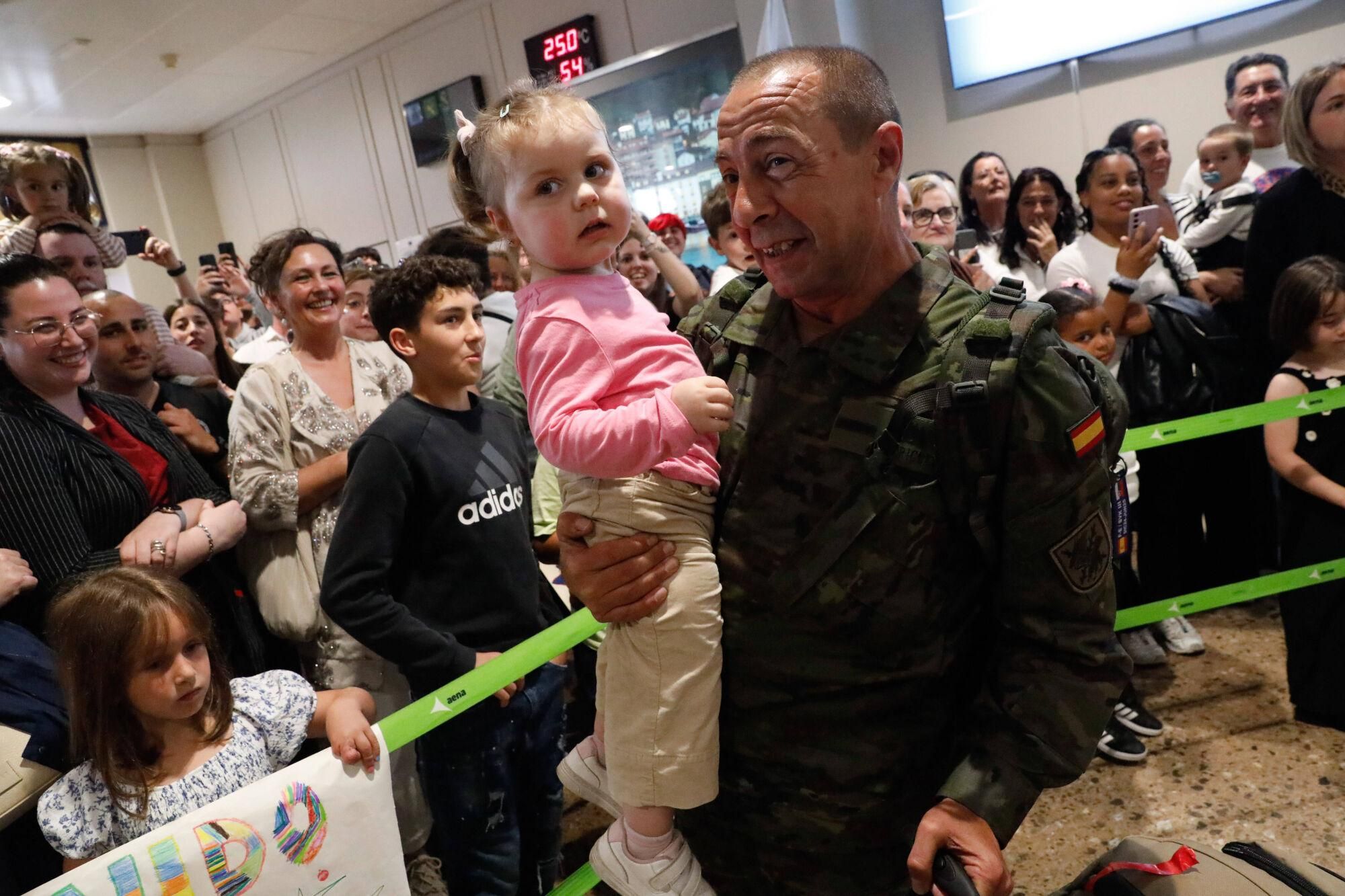EN IMÁGENES: El regreso a Asturias en el aeropuerto del batallón "Toledo" tras meses en Eslovaquia