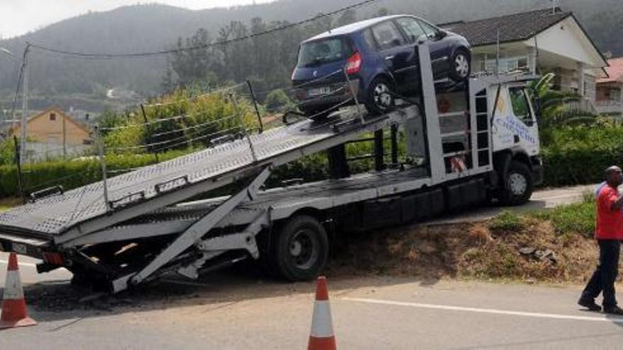 El camión quedó atrapado entre las dos carreteras en un pequeño terraplén.  // Rafa Vázquez