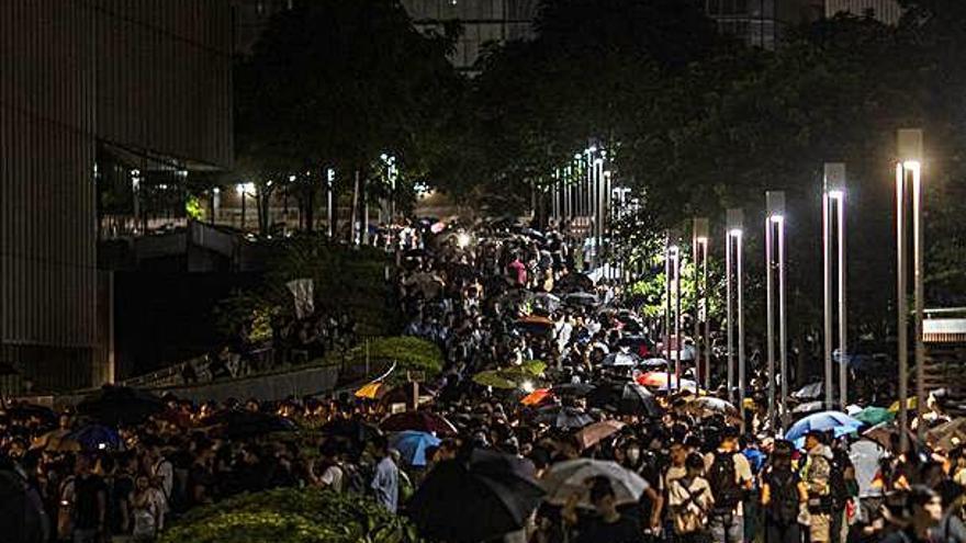 Els manifestants es concentren a l&#039;entrada del Parlament de Hong Kong