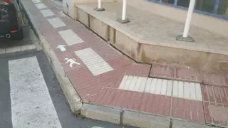 Filtraciones en la red de saneamiento provocan el hundimiento de una calle en El Campello