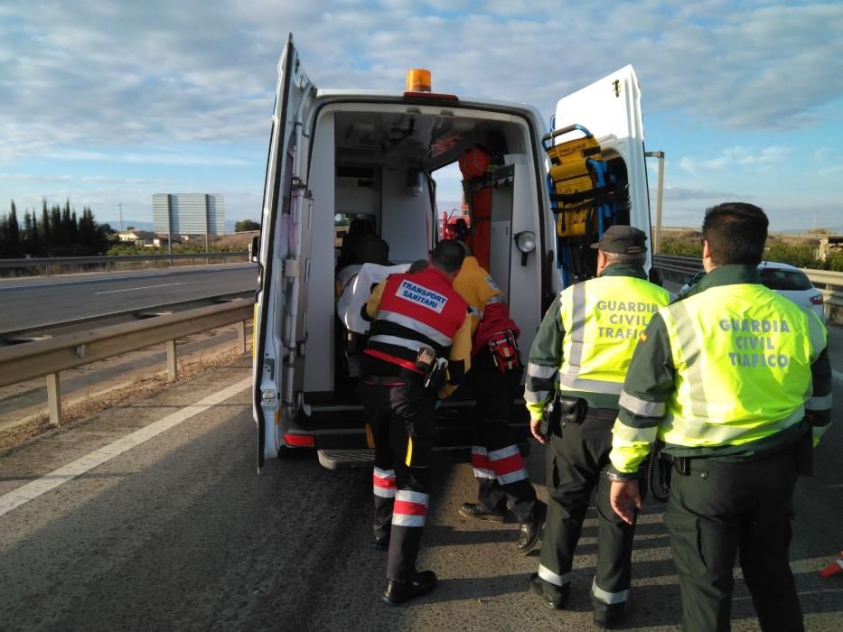 El vuelco de un camión provoca retenciones kilométricas en la AP-7 en Catral