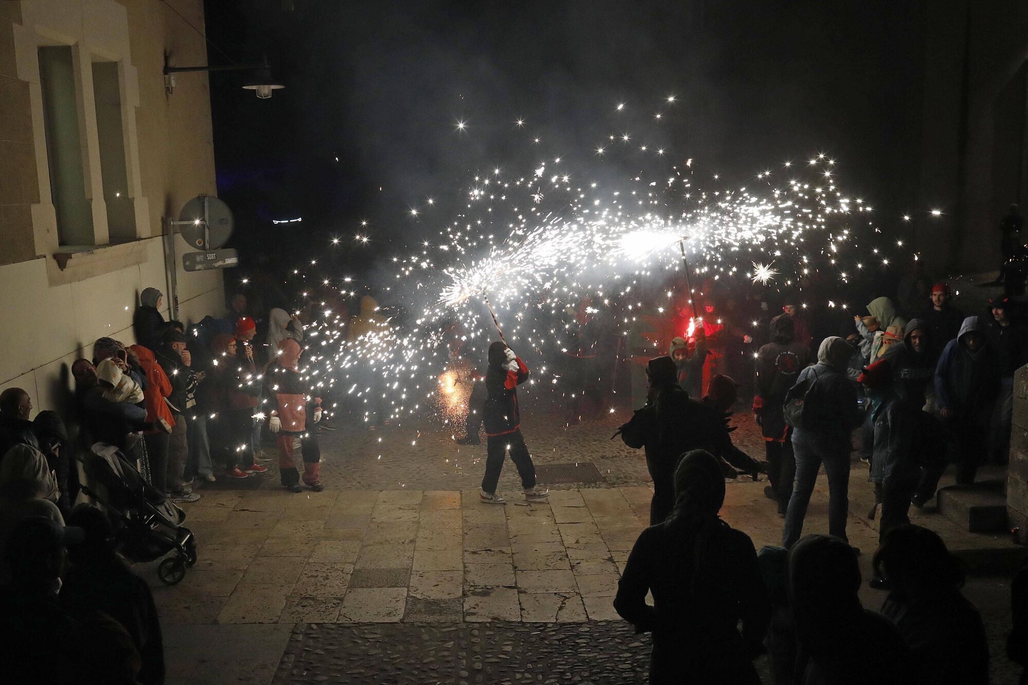 Girona. Plaça Sant Domenec. Correfoc infantil amb els Trons de l'Onyar. Fires.