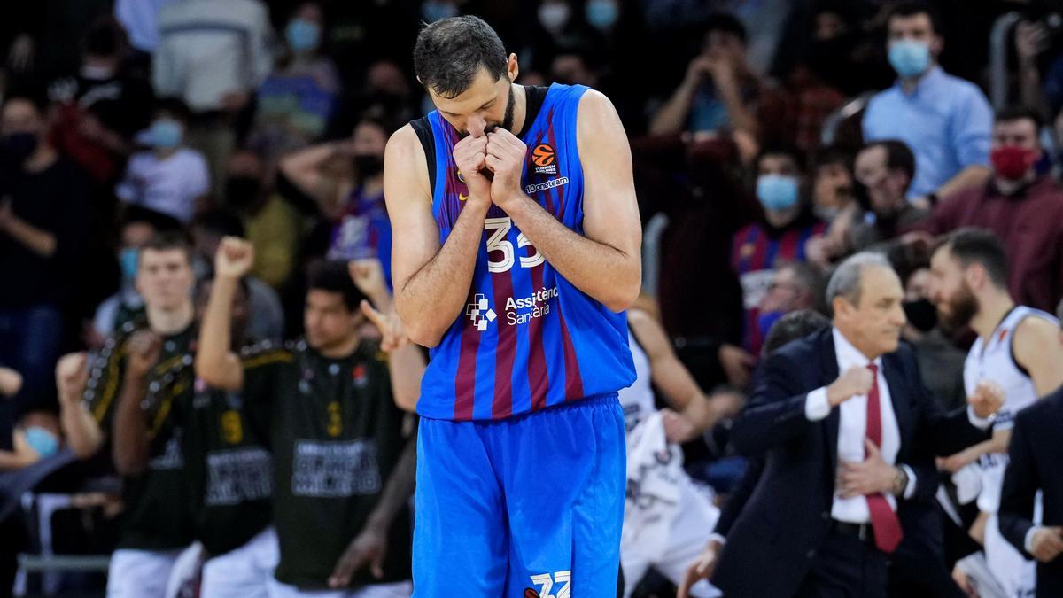 Mirotic se lamenta durante el Barcelona-Milán.