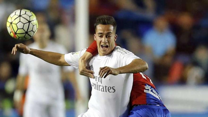 Lucas Orban frena en falta a Lucas Vázquez. // Juan Carlos Cárdenas