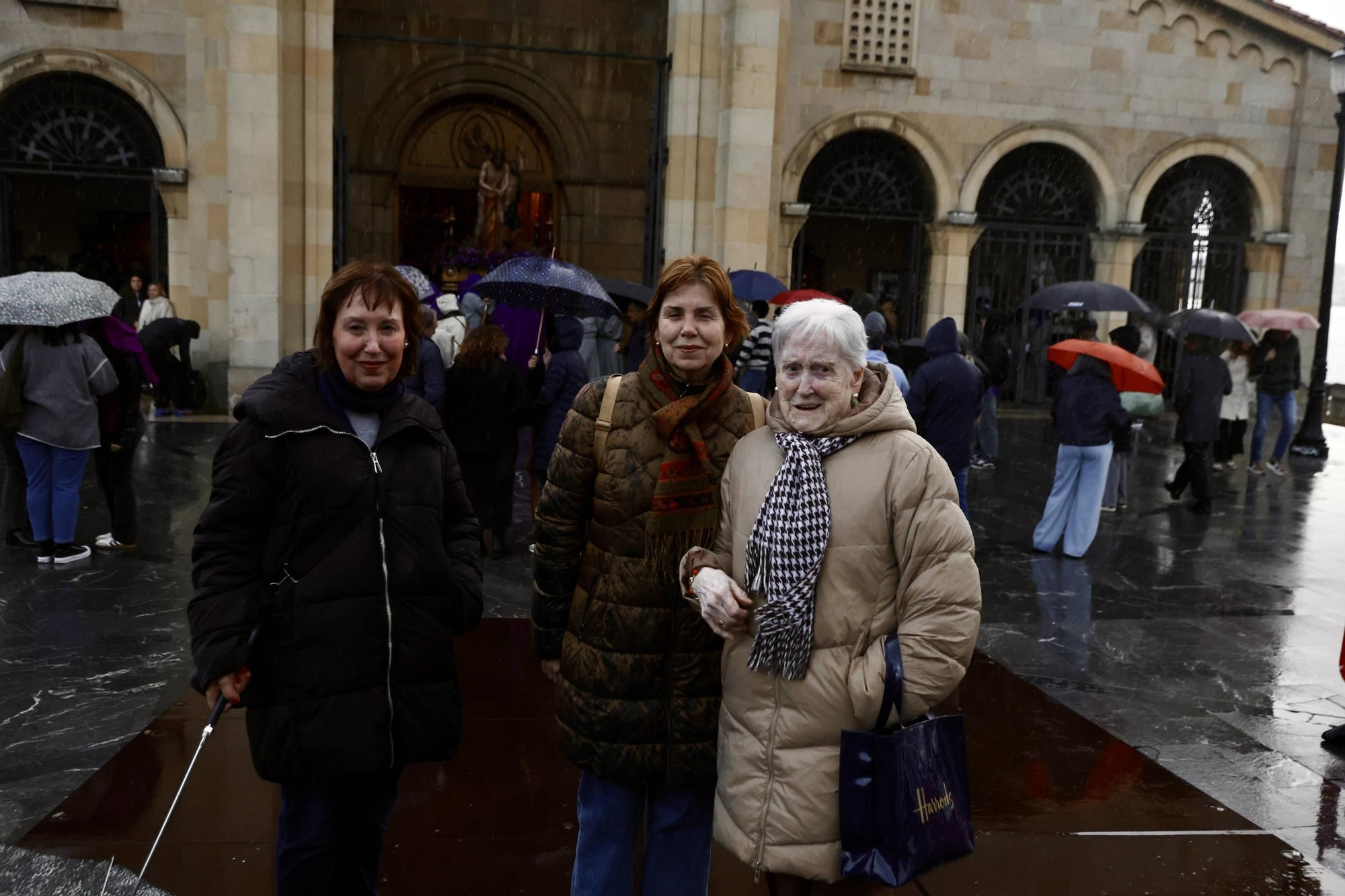 La lluvia frustra la procesión de las Lágrimas de San Pedro en Gijón