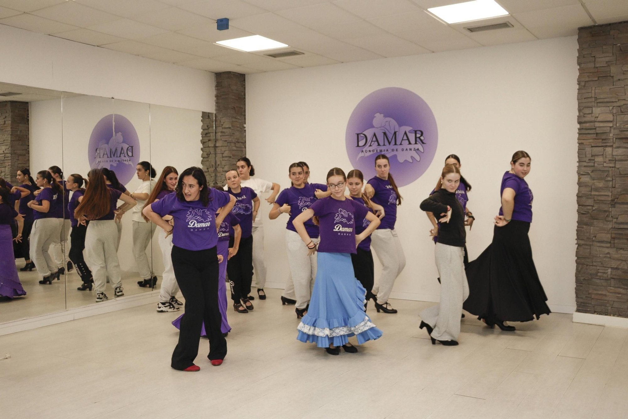 Bailando de La Calzada a Dijon, así será la hazaña de las alumnas gijonesas de la academia Damar (en imágenes)