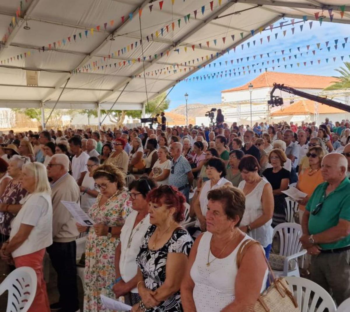 Los numerosos feligreses que asistieron a la misa, ayer. | | ONDA FTVA