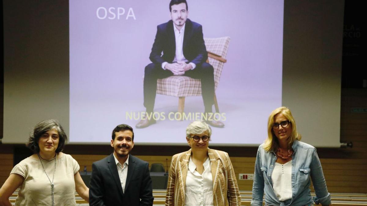 Por la izquierda, Ana Mateo; Nuno Coelho; la alcaldesa de Gijón, Ana González, y la gerente de Divertia, Lara Martínez, ayer, en el salón de actos de la antigua Escuela de Comercio, durante la presentación. | Ángel González