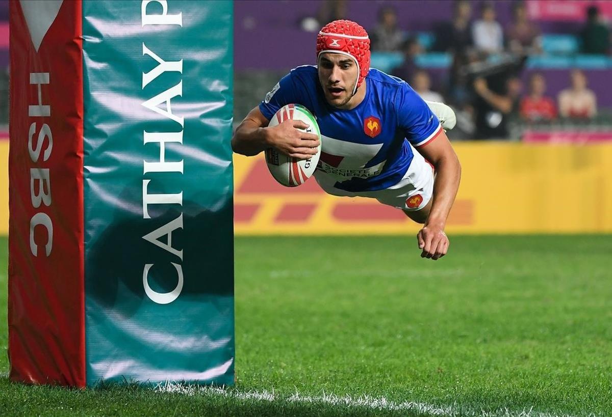 Gabin Villiere, de Francia, anota durante el partido contra Portugal, en del Torneo de Rugby Sevens (Hong Kong).