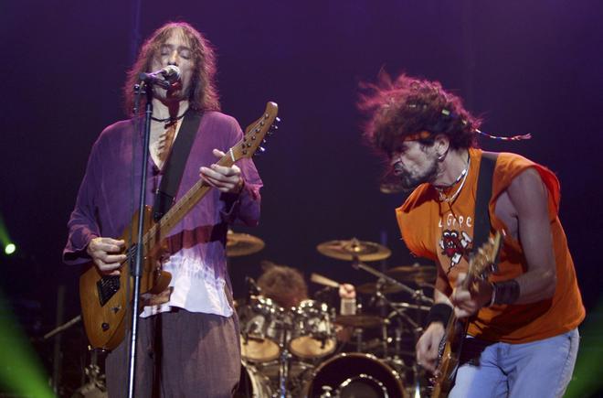 MUSICA GRUPO Los integrantes de Extremoduro, el cantante Robe Iniesta (i) e Iñaki Uoho Antón, durante uno de los dos conciertos que la banda de rock ofrece en el Palacio de los Deportes de Madrid. Arts culture and entertainment | Music
