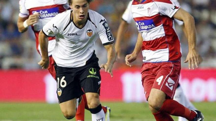 Canales, autor del gol valencianista, se escapa de dos jugadores del Granada. / heino kalis / reuters