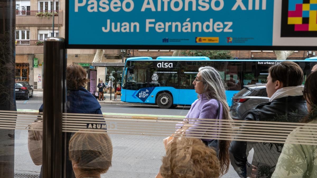Parada de autobús urbano en Cartagena.