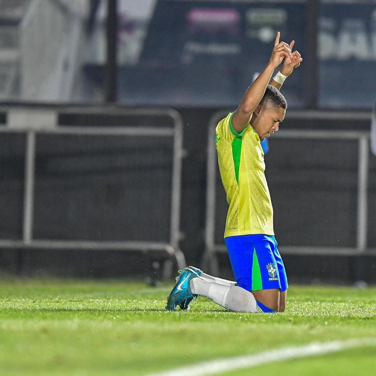 Vitor Roque celebra uno de los goles anotados ante México en el parón internacional con Brasil sub-20