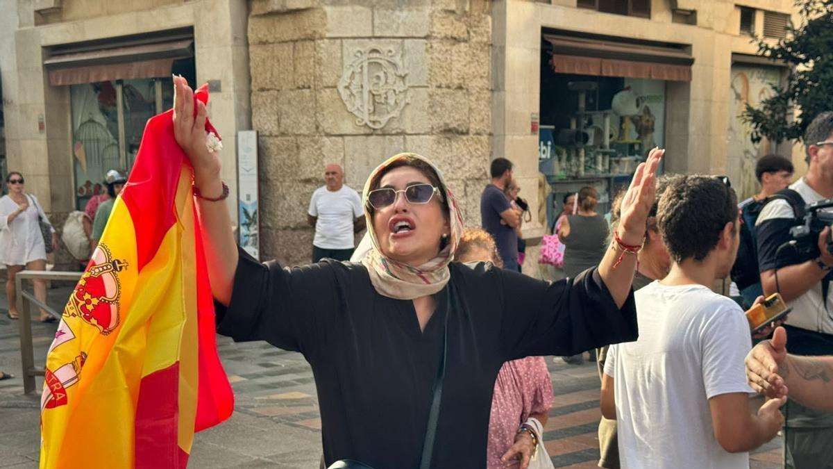 Los ceutíes salen a las calles al grito de "Ceuta unida y no dividida"