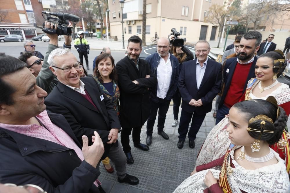 Las falleras mayores visitan los talleres de Ciudad Fallera