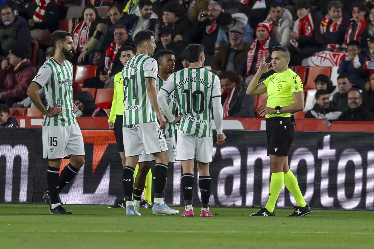 Pérez Hernández, en la acción de la expulsión a Carlos Isaac en Granada, que fue reabritrada por el VAR.