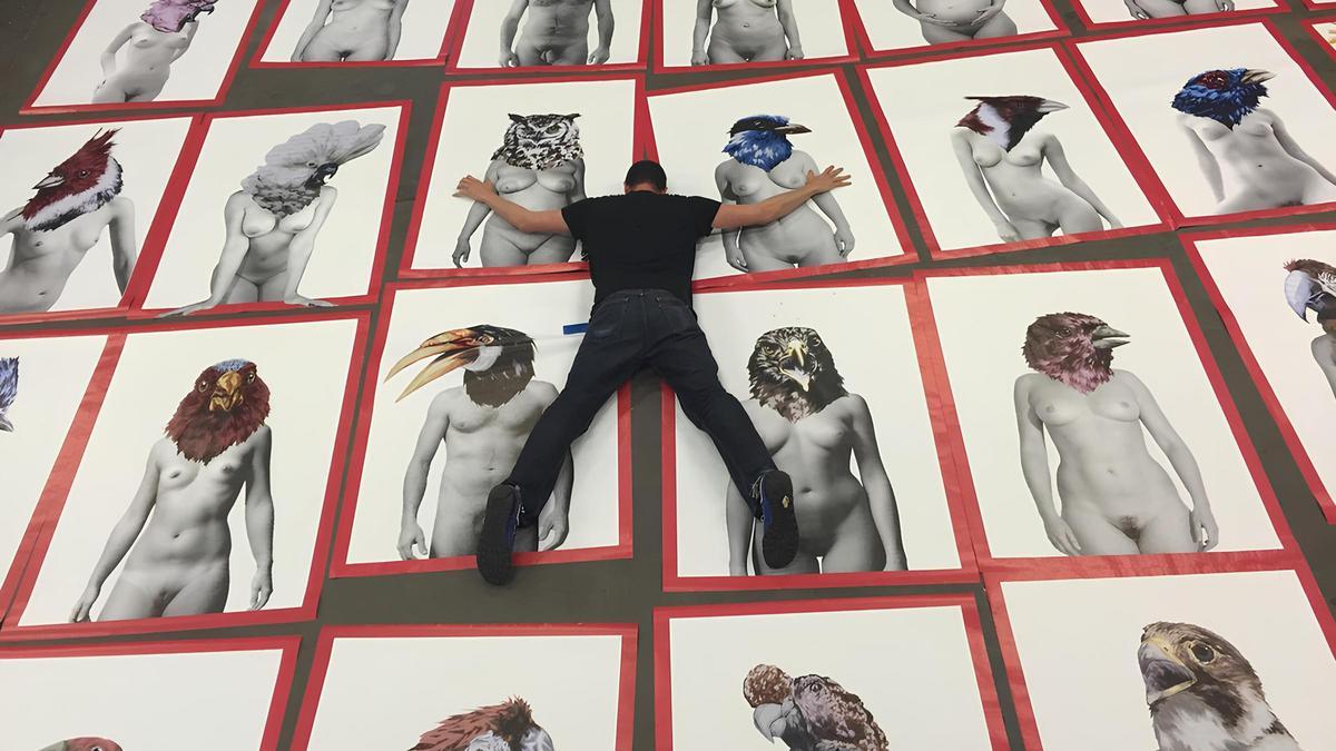 Vinz Feel Free con una de sus obras expuestas en Bolonia (Italia).