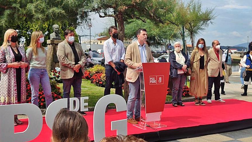 Gonzalo Caballero, en el centro, en el acto del PSdeG.   | // PSDEG