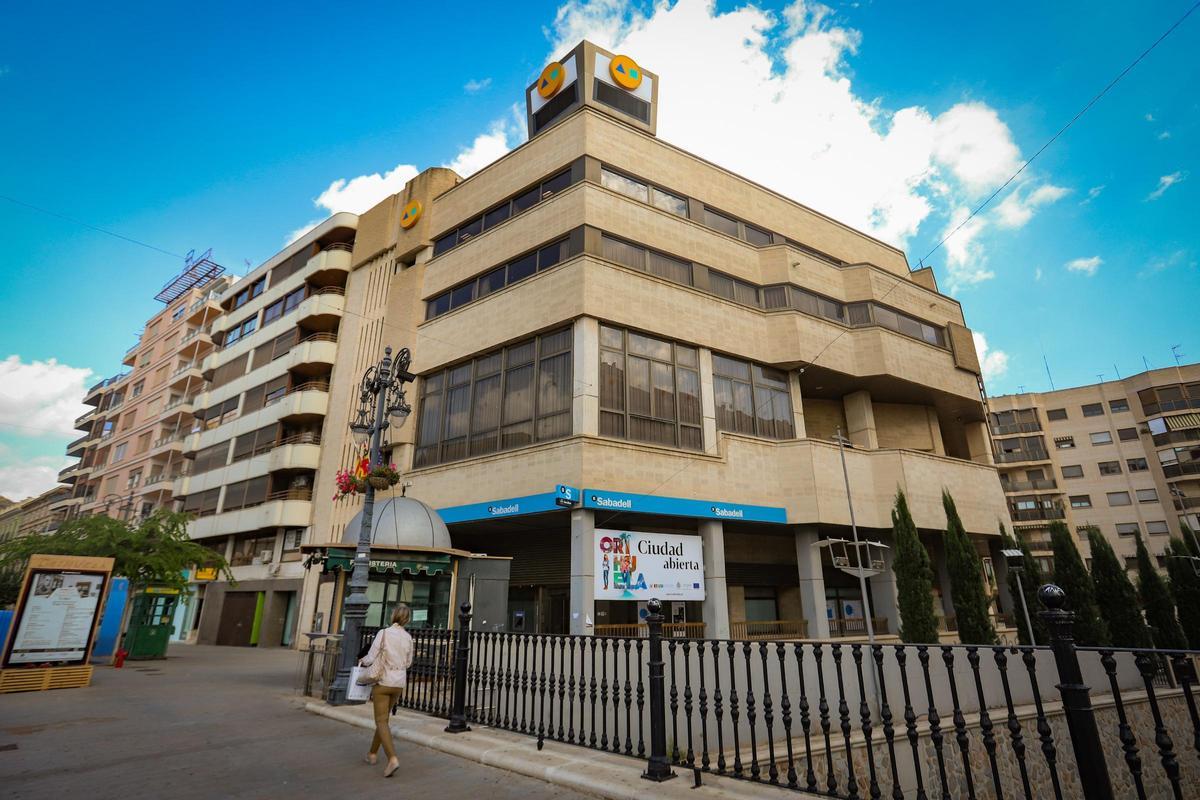 El emblemático edificio de la antigua CAM se sitúa en la calle Loaces a la altura del Puente Nuevo