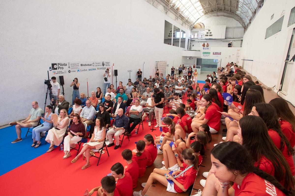 Asistentes al acto celebrado hoy en el Genovés para presentar el programa de los trinquets de la Diputación.