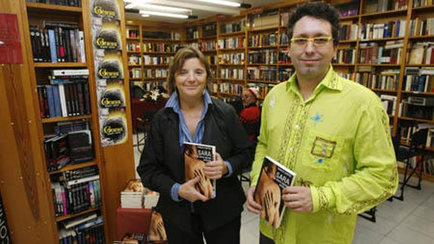 El autor de la novela con Nora Albert.
