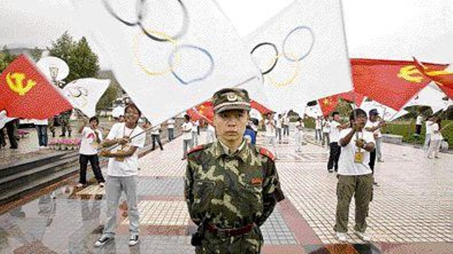 Un soldado chino vigila los actos festivos por el paso de la antorcha en Lhasa (Tíbet). / nir elias