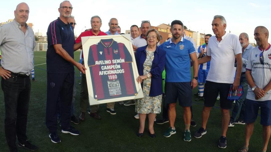 Sollana homenajea a Avelino Senón, jugador del Barça y el Levante en los años 50