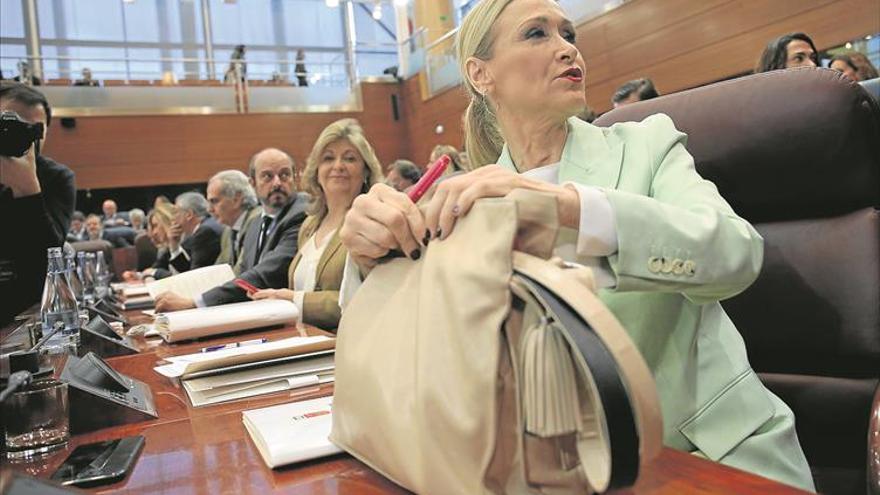 Cifuentes se blinda mientras la universidad investiga su máster