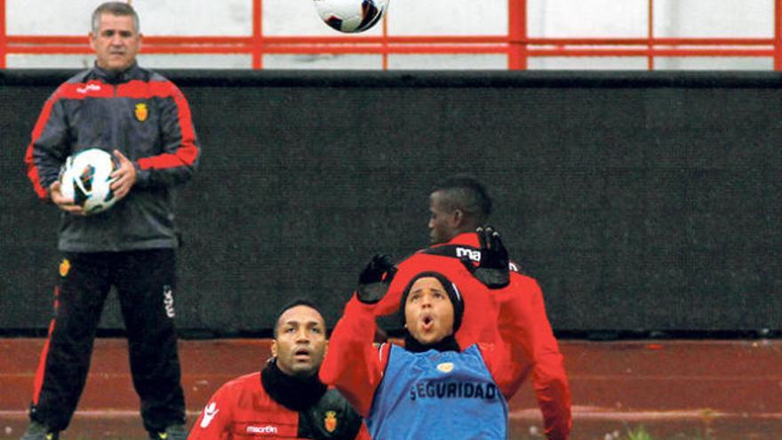 Gio se dispone a controlar el balón durante el entrenamiento de ayer en Son Moix.