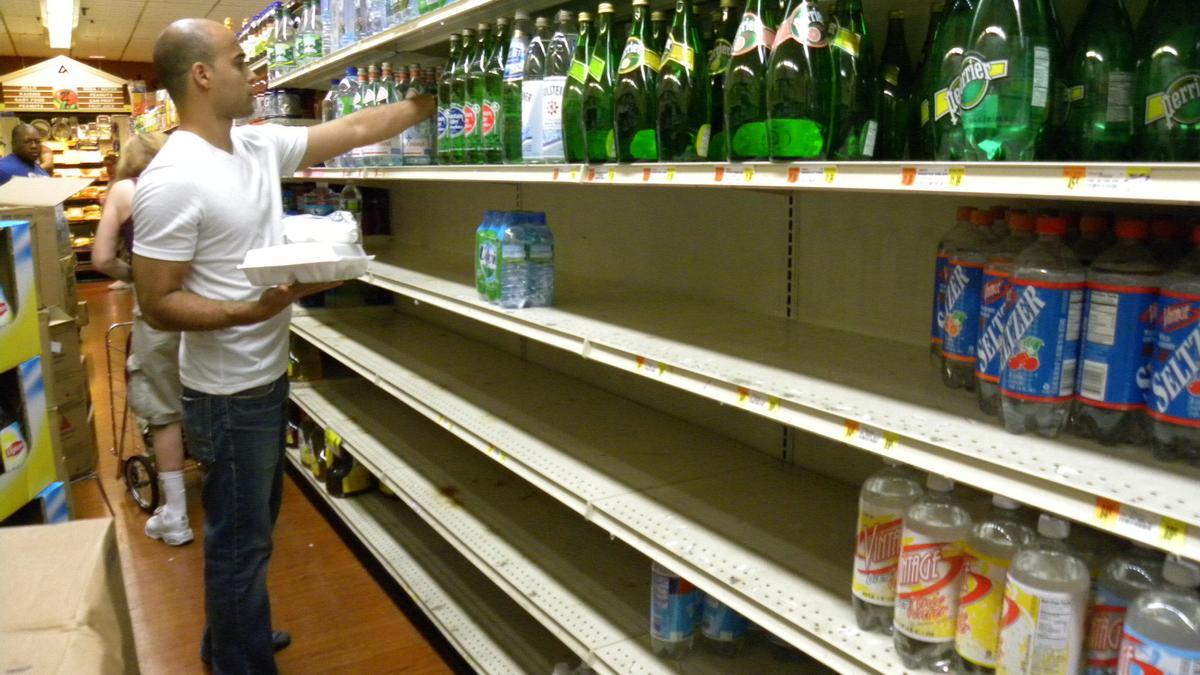 El empleado despedido preparaba el local antes de la apertura sin fichar.