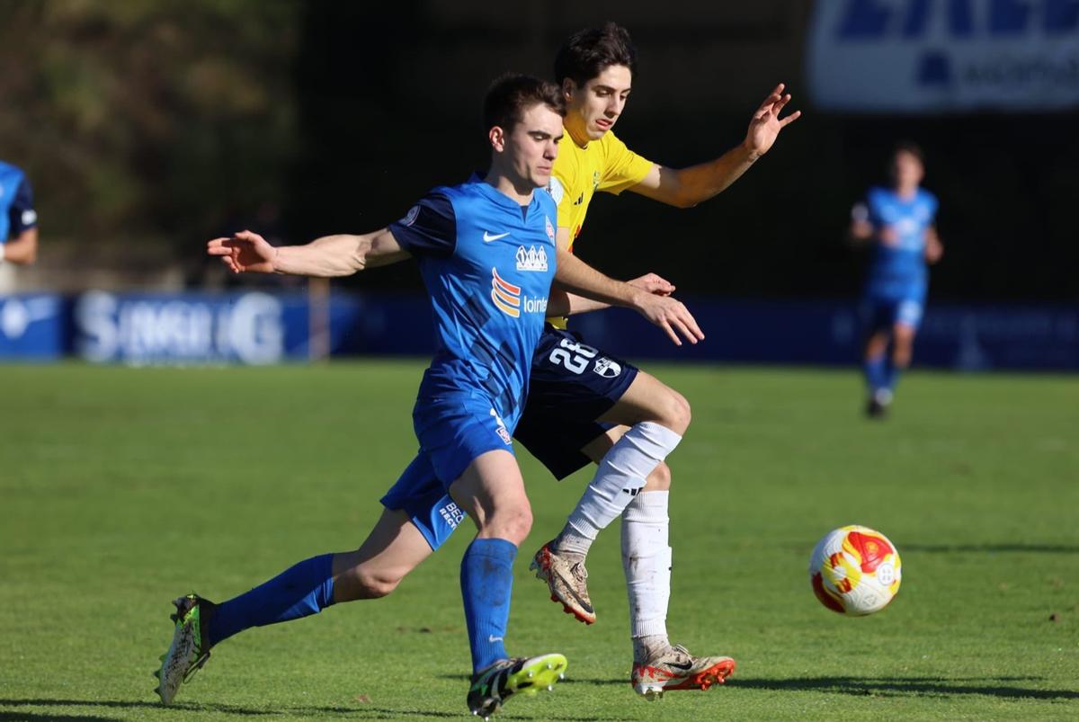 Un jugador del Ebro disputa un balón en el encuentro ante el Amorebieta.