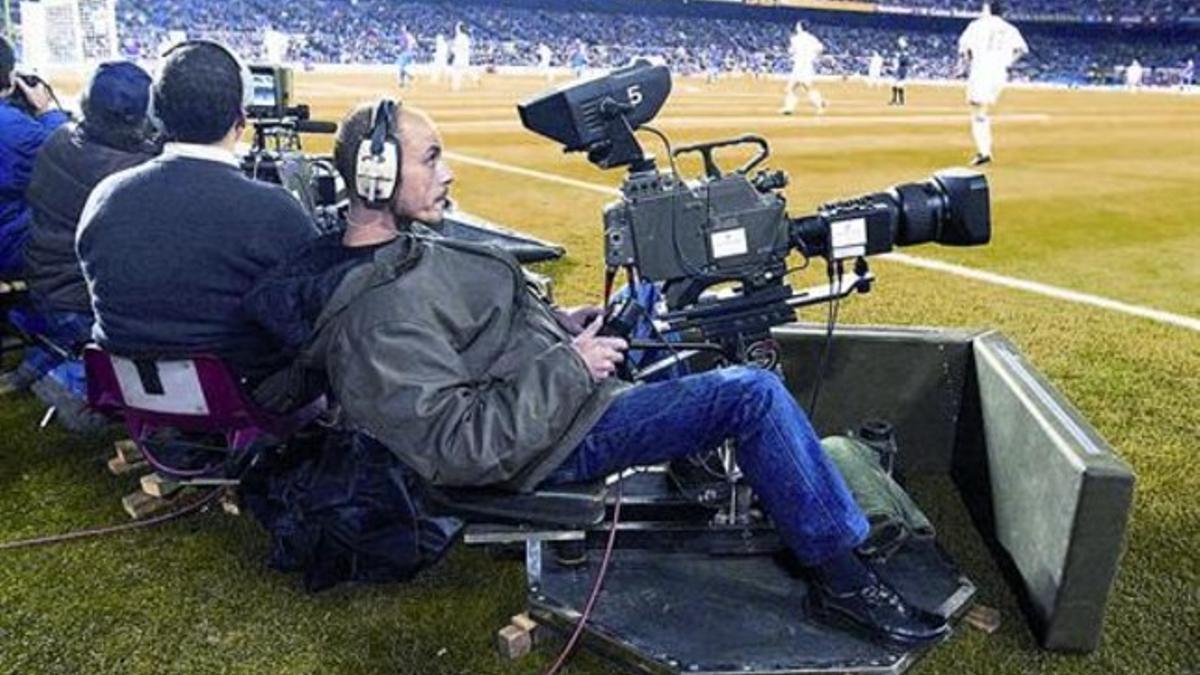 Un cámara de televisión en el Camp Nou.