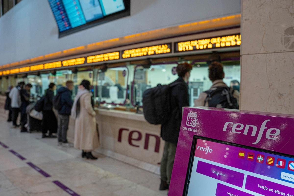 Desconcierto en la estación de Sants tras la suspensión del servicio de Rodalies