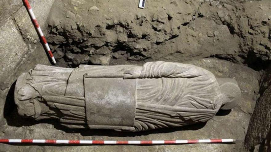 La escultura de la fachada medieval hallada en la Catedral de Santiago.