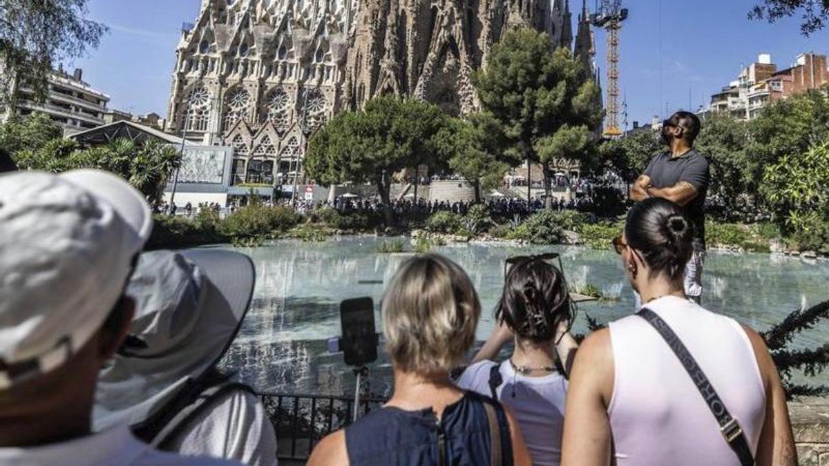 Turistes davant la Sagrada Família. | JORDI OTIX