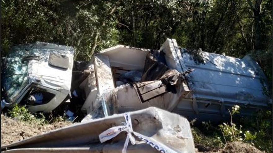 Un camió de reciclatge bolca a Sant Martí de Llémena