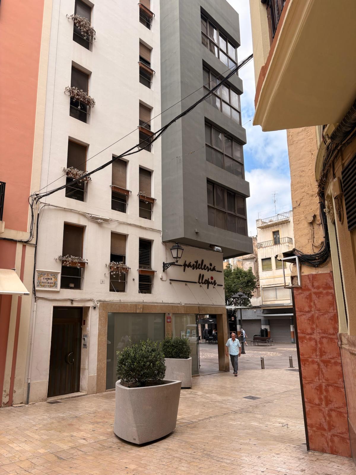El edificio de la Pastelería Llopis cuenta con cinco alturas todas dedicadas al negocio.