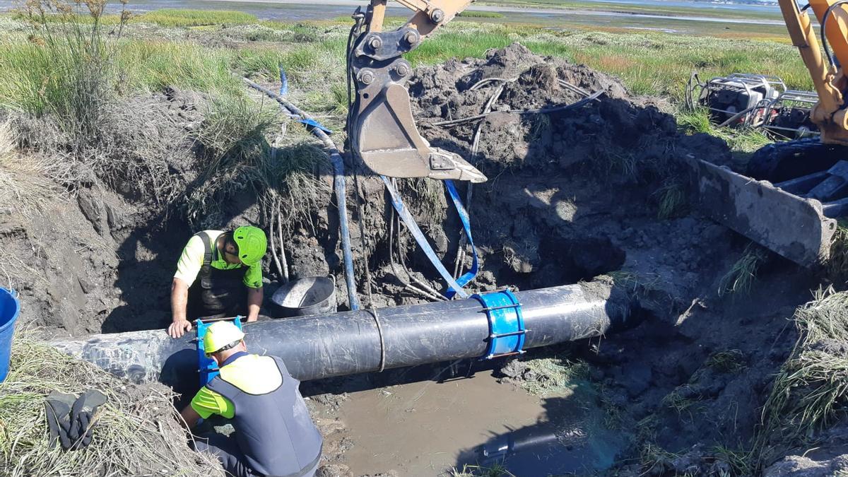 Una de las múltiples reparaciones de urgencia realizadas ya en la tubería que abastece O Grove y llega bajo el agua al istmo.