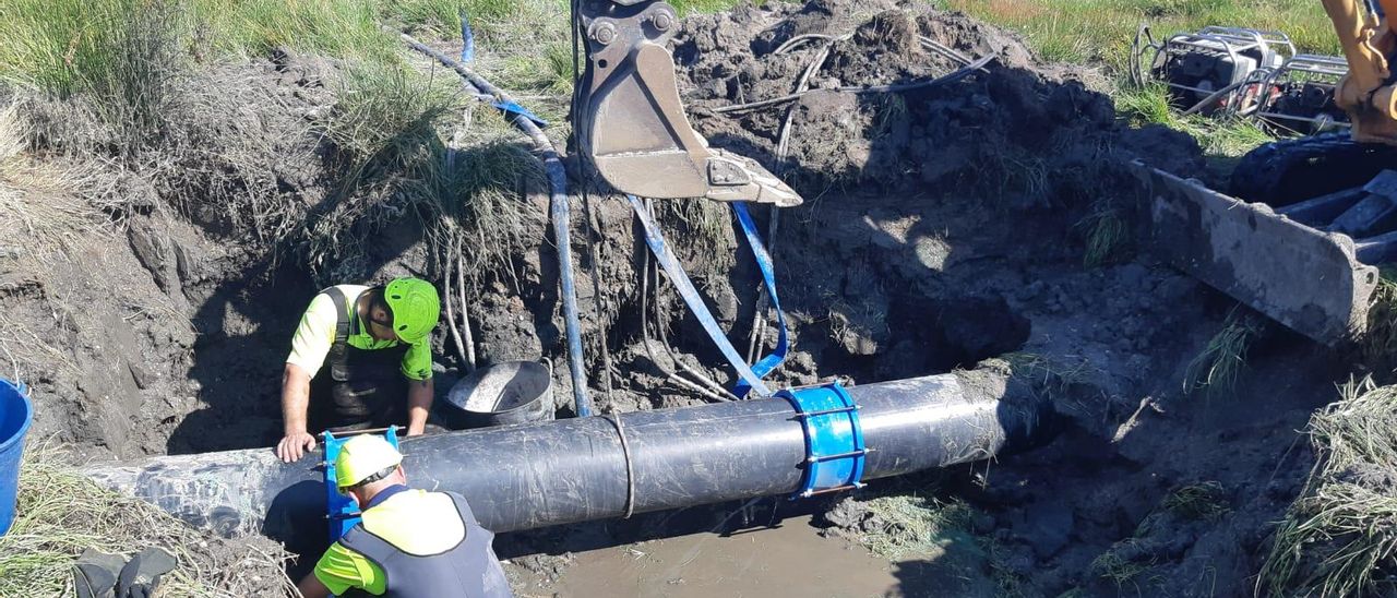 Una de las múltiples reparaciones de urgencia realizadas ya en la tubería que abastece O Grove y llega bajo el agua al istmo.