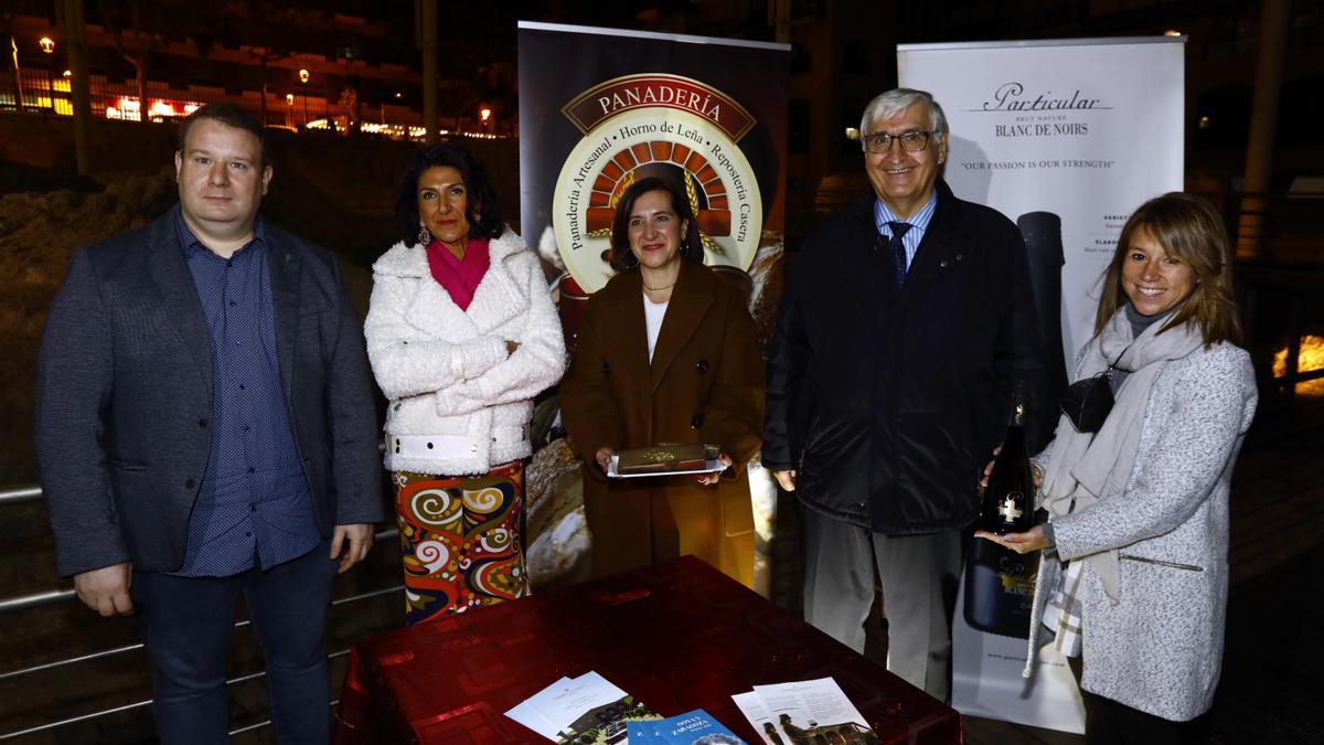 Luis Ángel López, Carmen Abad, Sara Fernández, Domingo Buesa y Lidia López, en el Teatro Romano, con la tableta del turrón.