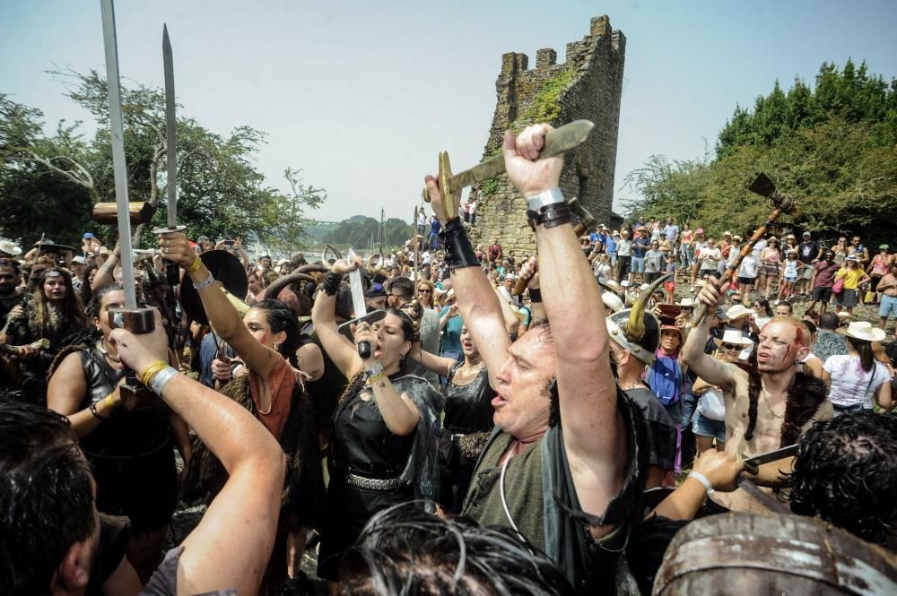 Las hordas vikingas desembarcan con sus armas y sus gritos de guerra en Catoira ante 30.000 personas.