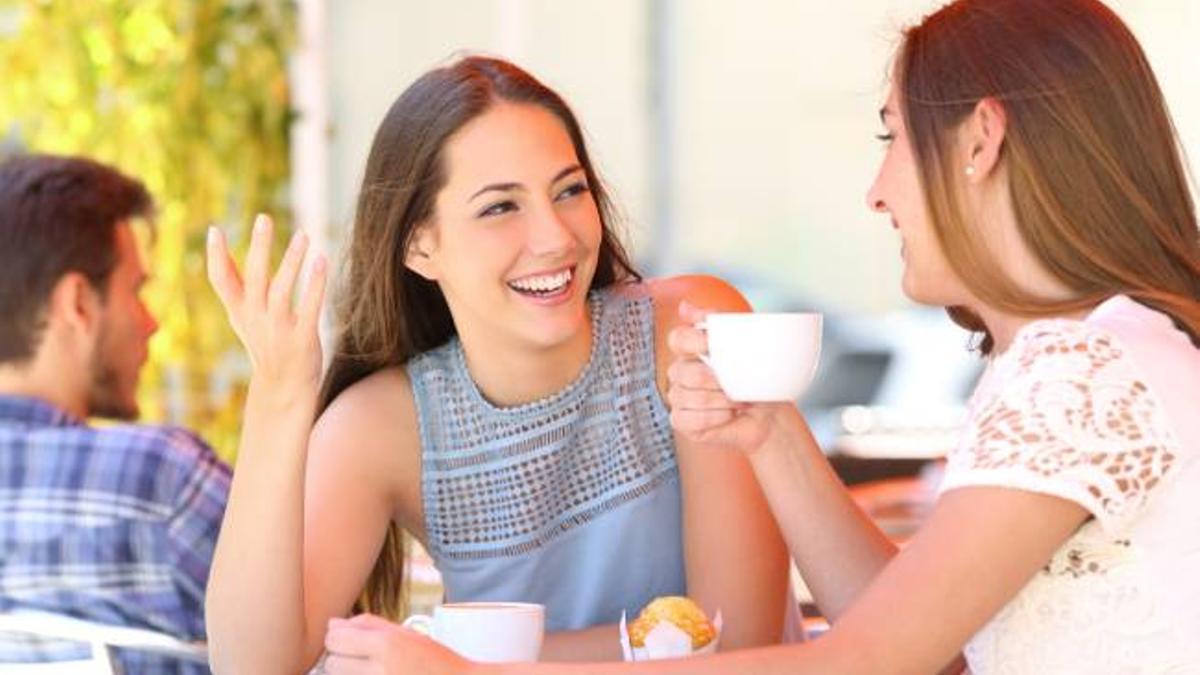 Chicas en la terraza de una cafetería