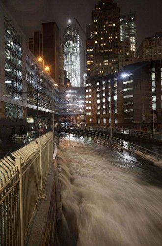 Un diluvio de agua inunda el túnel de la batería en Manhattan