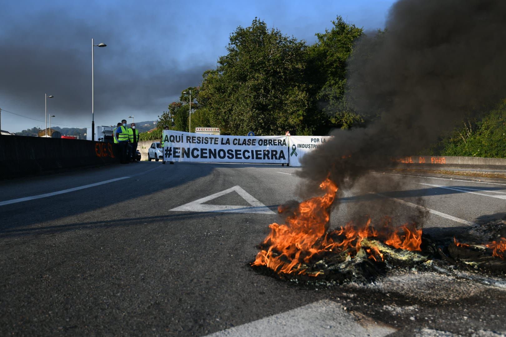 Trabajadores de Ence y auxiliares cortan el tráfico en los accesos a Pontevedra