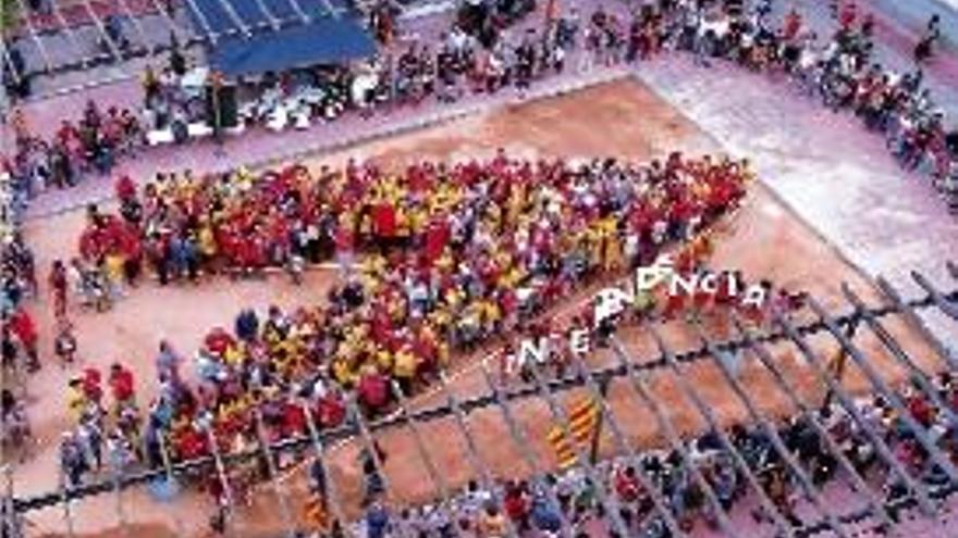 La V que es va fer a la plaça del Mercat de Sant Feliu.