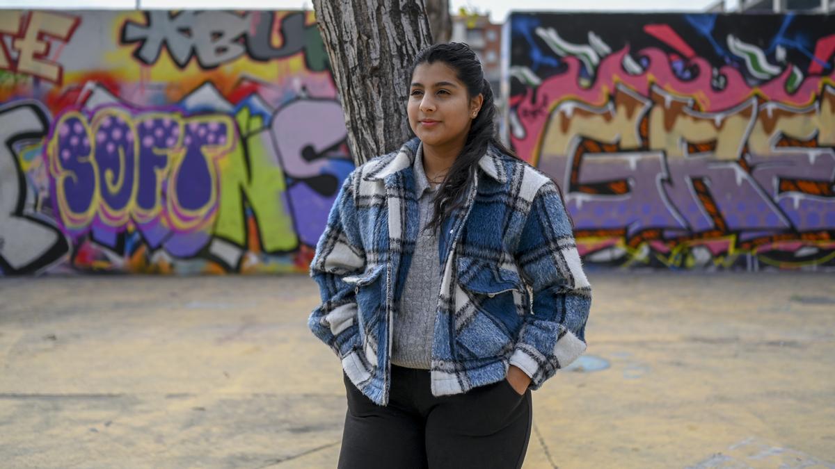 Hifsa, entrenadora de criquet para mujeres pakistanís en Barcelona, fotografiada en el Poble Sec