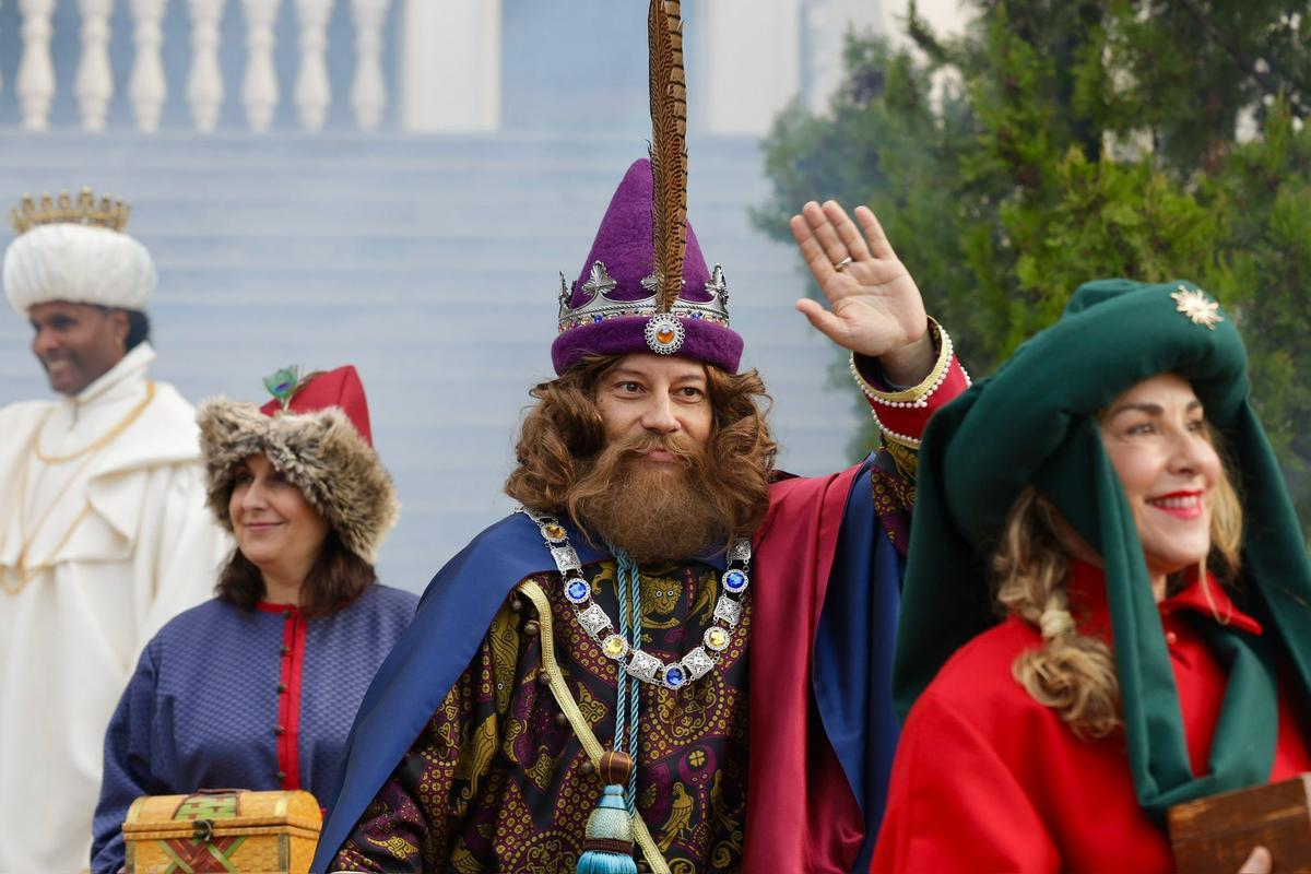 En imágenes | Los Reyes Magos ya están en Zaragoza: miles de familias los reciben en el Parque Grande