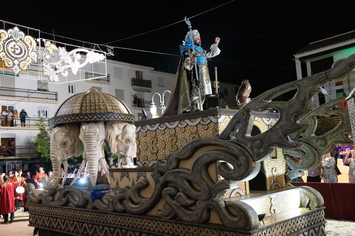 La Entrada Mora hace vibrar al pueblo de Altea