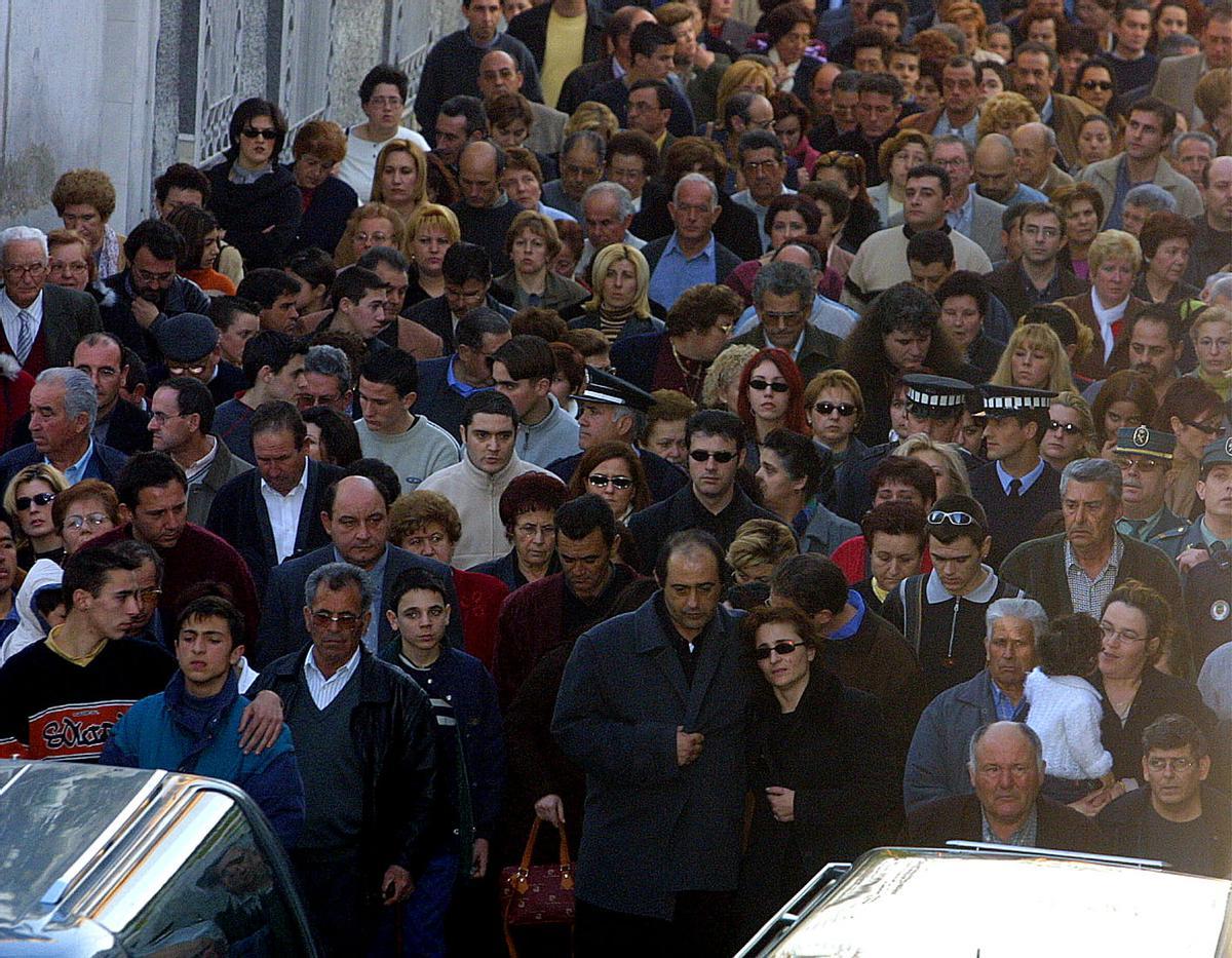 Una multitud acompaña a Paquita y José en el entierro de los dos niños asesinados.